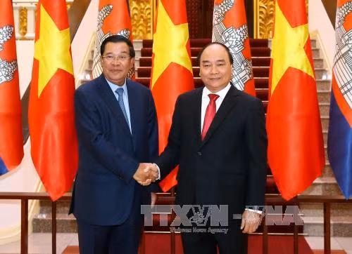 越南政府总理​阮春福与柬埔寨首相洪森会谈前合影（图片来源：越通社）