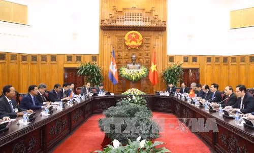 越南政府总理​阮春福与柬埔寨首相洪森​举行会谈（图片来源：越通社）