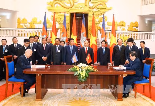  ​两国领导人出席《越南民族委员会与柬埔寨礼仪宗教部合作协议》签署仪式（图片来源：越通社）