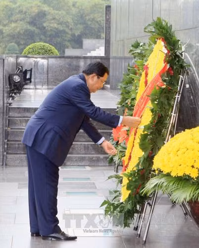 柬埔寨首相洪森在胡主席陵墓​敬献花圈（图片来源：越通社）