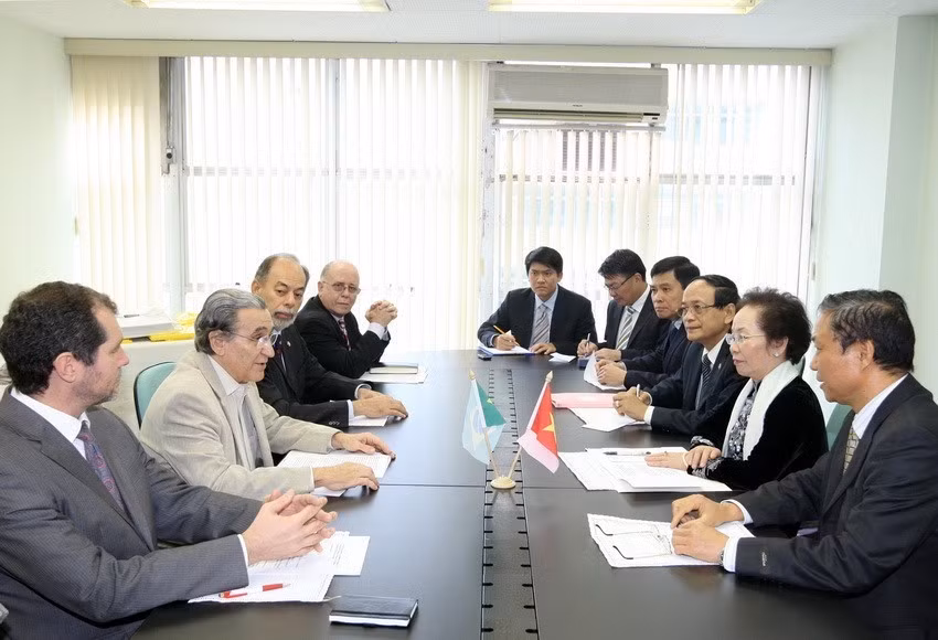 在出席在巴西举行的第25届全球妇女峰会期间，越南国家副主席阮氏缘于2015年5月14日会见巴西共产党主席雷纳托•拉贝洛。越通社记者 统一 摄