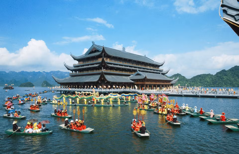 三祝湖上的传统艺术表演活动。越通社记者 林庆 摄