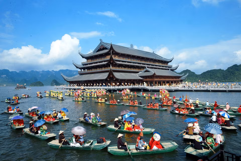 三祝湖上的传统艺术表演节目。越通社记者 林庆 摄