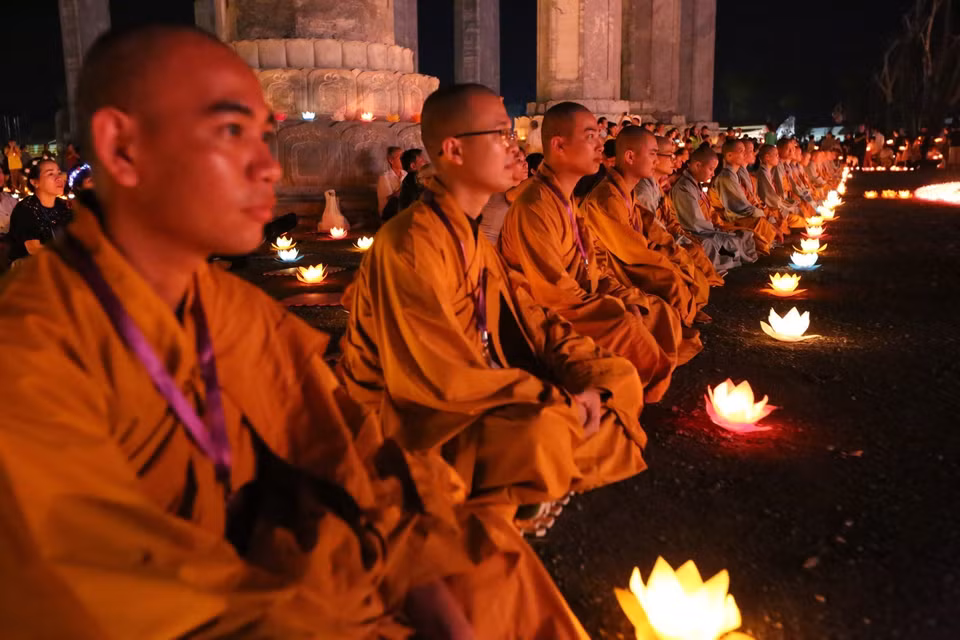 佛教徒们在祈求世界和平的花灯祈福法会祈求世界和平。越通社记者成达 摄