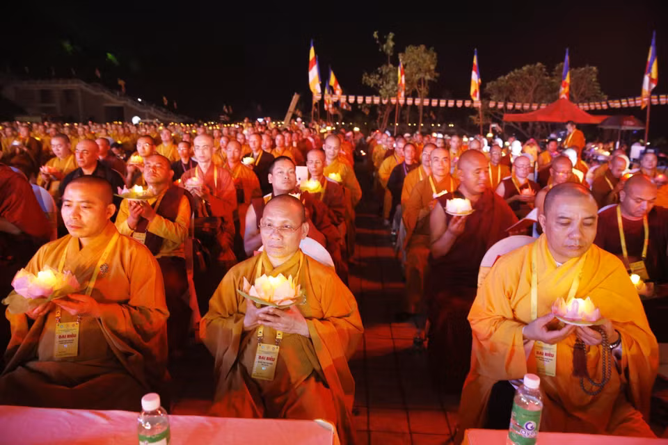 佛教代表在祈求世界和平的花灯祈福法会进行祈求世界和平仪式。越通社记者 林庆 摄