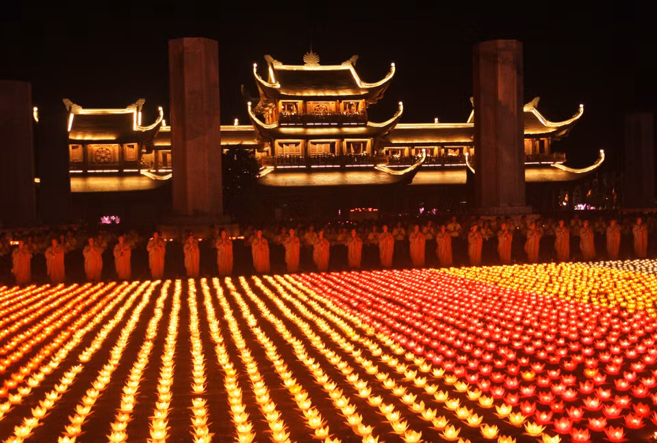 祈求世界和平的花灯祈福法会，祈求国泰民安，世界和平和众生安乐，庆祝2019年联合国卫塞节圆满成功。越通社记者 阮民 摄