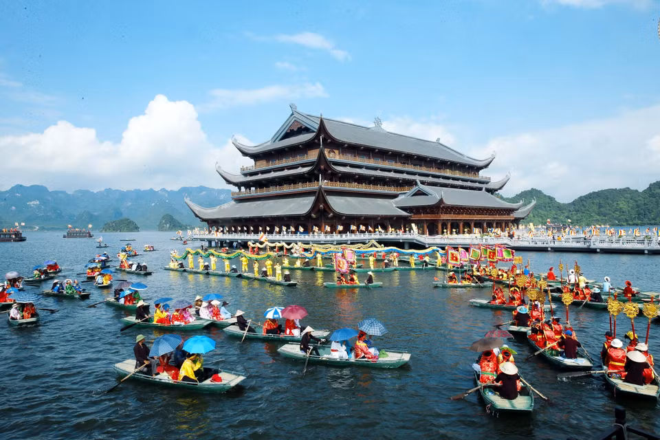 三祝湖上的传统艺术表演活动。越通社记者 林庆 摄