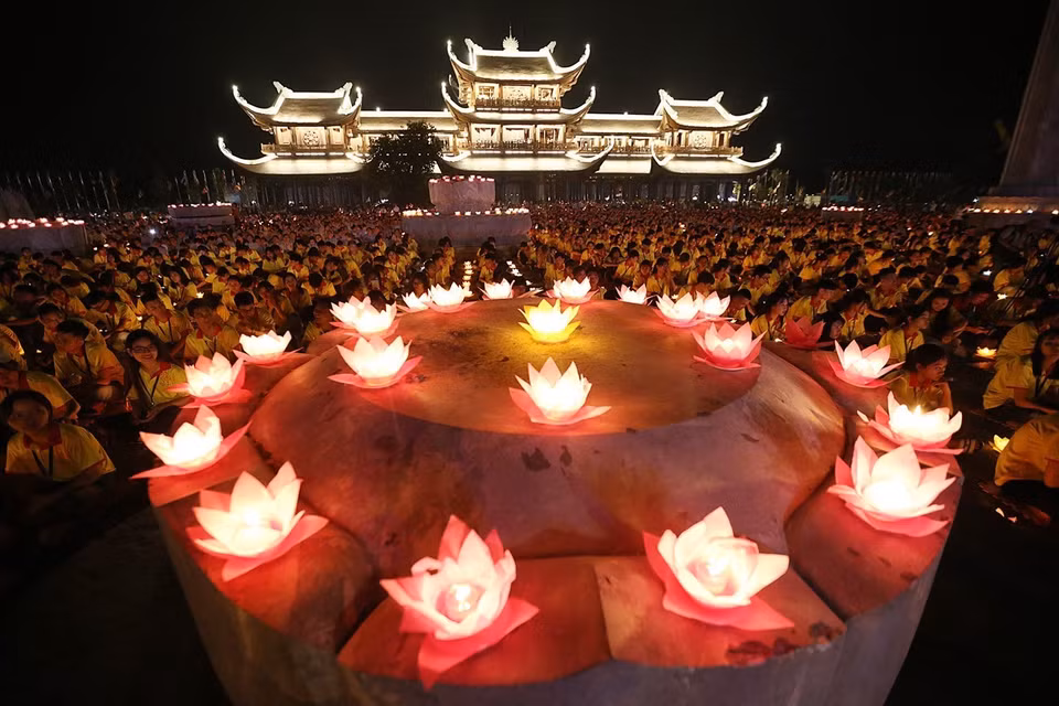祈求世界和平的花灯祈福法会全景。越通社记者 阳江 摄
