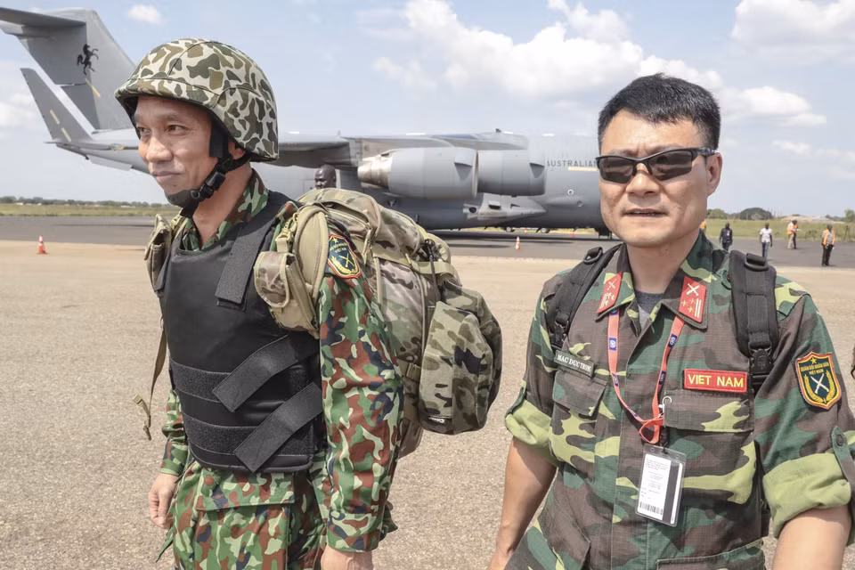 越南维和力量一号二级野战医院医生到达南苏丹朱巴国际机场，开始执行联合国维和任务。图自越通社