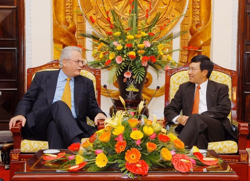 2007年11月23日，政府副总理兼外交部部长范平明会见对越南进行工作访问巴西外交部副部长Roberto Jaguaribe Gomes de Mattos。越通社记者 颜创 摄