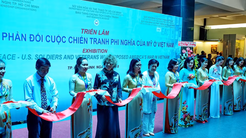 “反对越南战争的浪潮“展览会的开幕剪彩仪式。越通社记者 世英 摄
