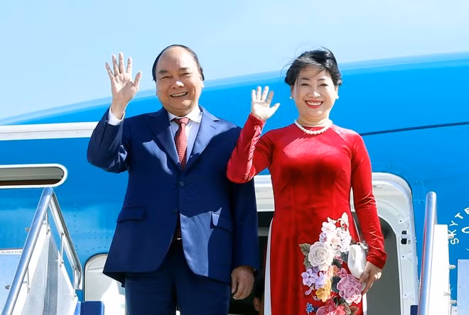 阮春福和夫人抵达堪培拉费尔贝恩机场。越通社记者统一 摄。