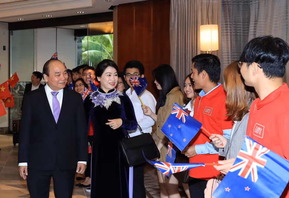 越南驻新西兰大使阮越勇以及大使馆工作人员等来到机场迎接阮春福一行。 越通社记者 统一 摄