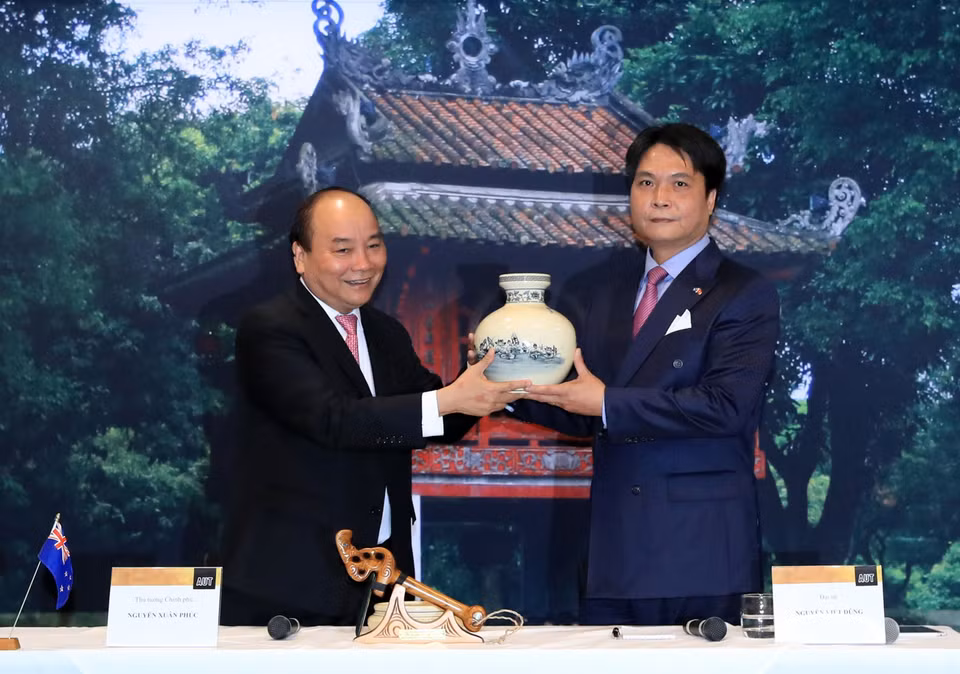 阮春福向越南驻新西兰大使阮越勇赠送礼品。 越通社记者 统一 摄 