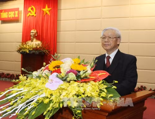 ​越共中央总书记、中央军委书记阮富仲与越南国防部​第二总局领导举行工作会议（图片来源：越通社）