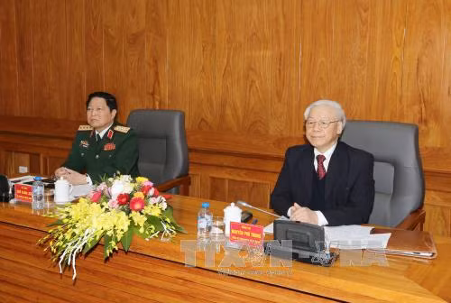 ​越共中央总书记、中央军委书记阮富仲​与越南国防​越南国防部​第二总局党组织举行工作会议（图片来源：越通社）