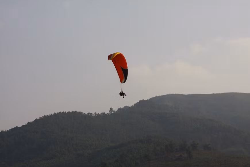 在高空飞翔是一种难忘的体验。图自Vietnam+