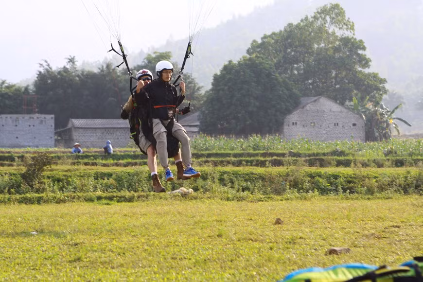 在高空飞翔是一种难忘的体验。图自Vietnam+