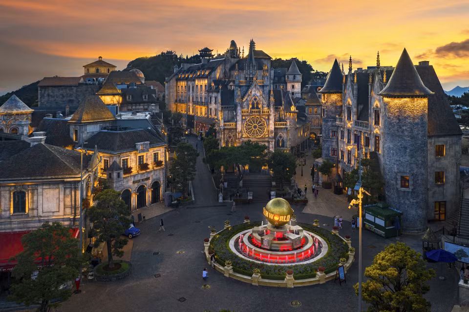夜幕下闪闪发光的巴拿山旅游区。图自越通社