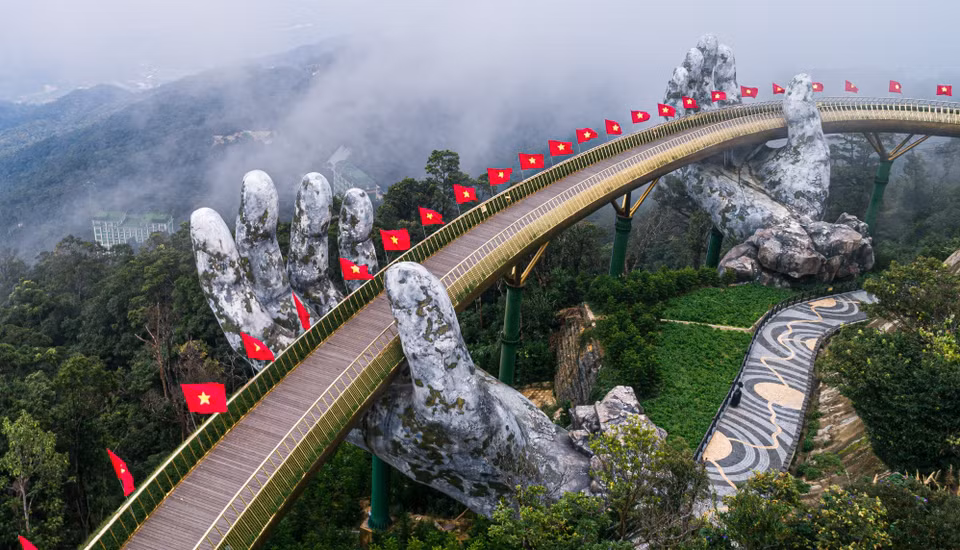巴拿山旅游区的金桥。图自越通社