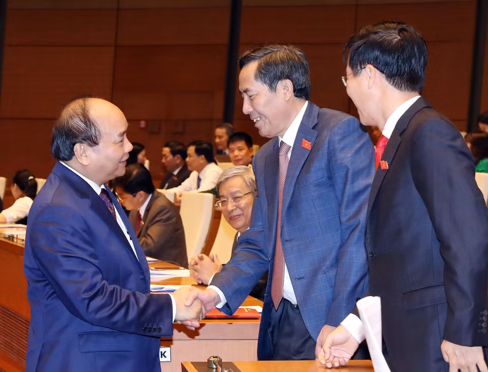 政府总理阮春福和国会代表握手。图自越通社