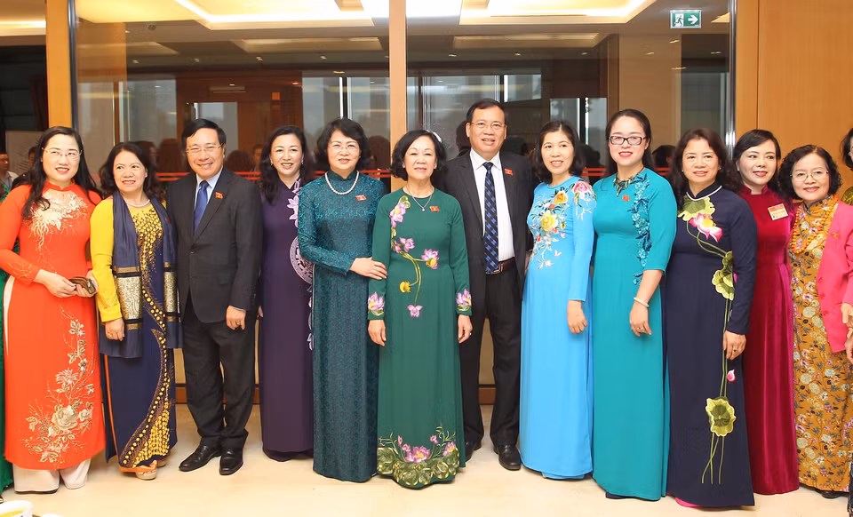 国家代主席邓氏玉盛和国会代表合影。图自越通社