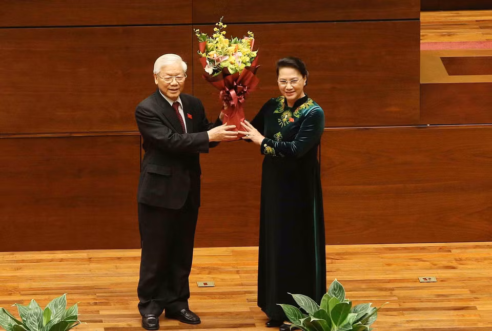 越南国会主席阮氏金银向阮富仲同志赠送鲜花，祝贺阮富仲当选越南国家主席。越通社记者 统一 摄