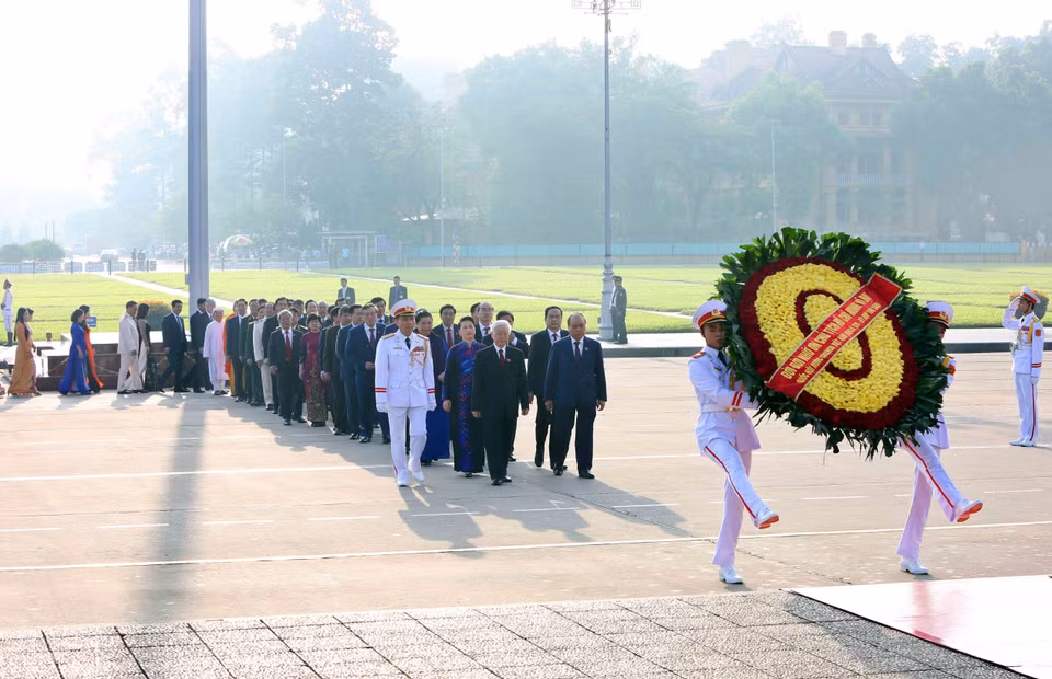 越南第十四届国会第六次会议开幕之前，越南党、国家领导人和国会代表已前往胡志明主席陵墓敬献花圈，并入陵瞻仰胡志明主席遗容。图自越通社