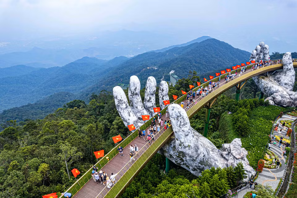 在节日期间，太阳世界巴拿山旅游区在全长148.6米的金桥上装饰了100面国旗，令游客惊讶。 图自越通社