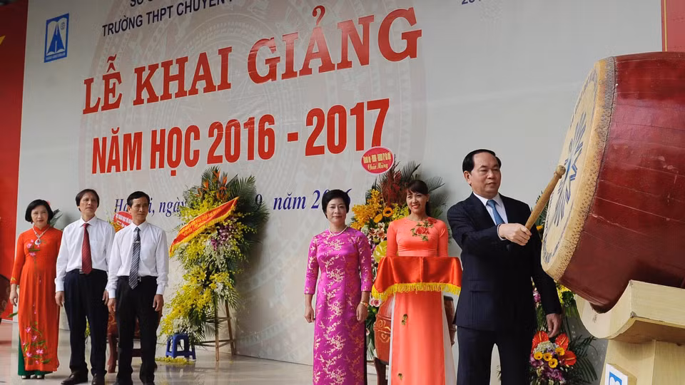 越南国家主席陈大光在河内-阿姆斯特丹高中学校敲起新学年开学鼓声。（图片来源：人民报）