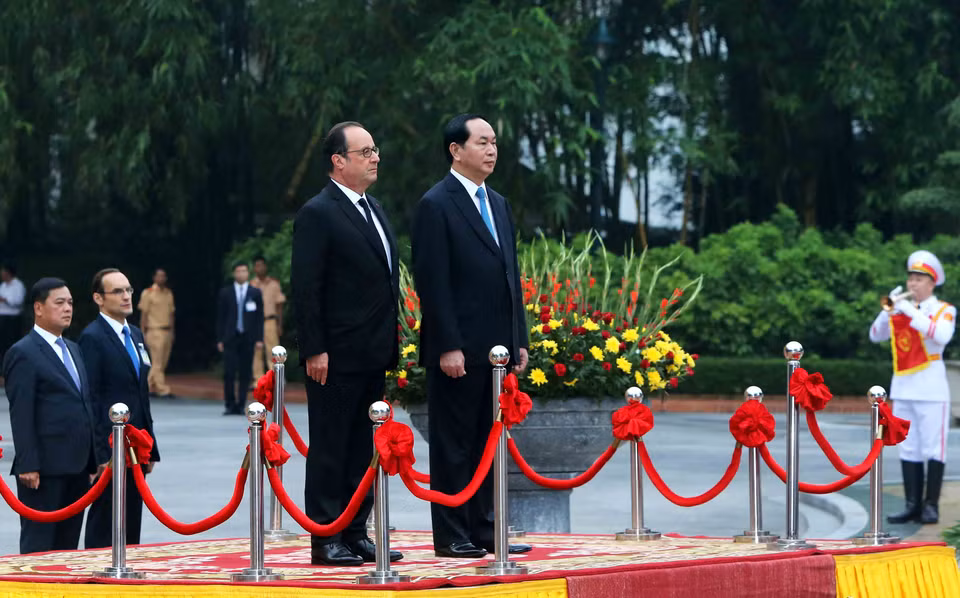  陈大光举行仪式欢迎法国总统弗朗索瓦·奥朗德访越。（图片来源：越通社）