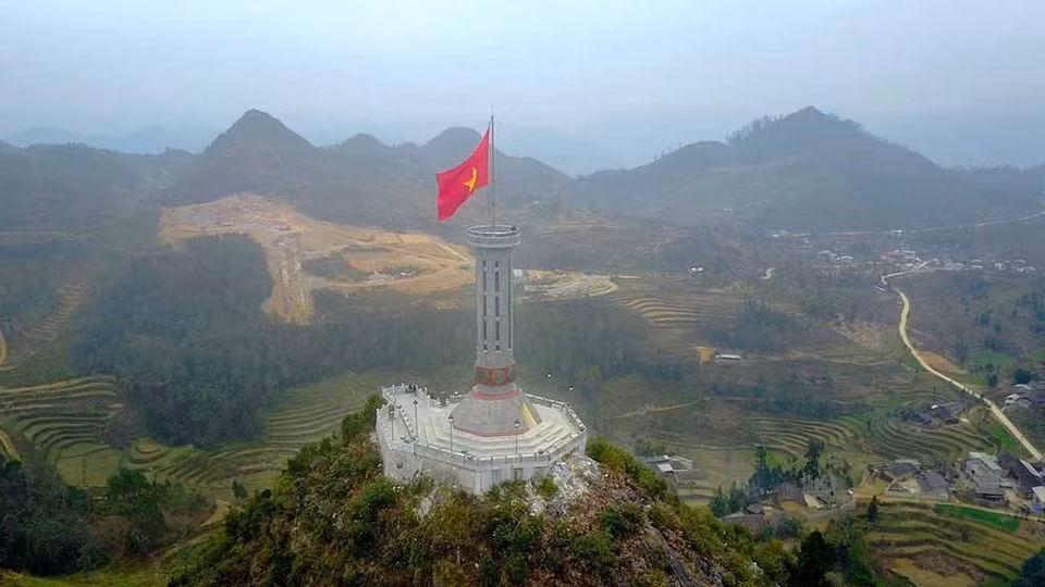 龙鼓旗台海拔约1470米，位于河江省同文县龙鼓乡的龙鼓山峰，又名龙山。图自越通社