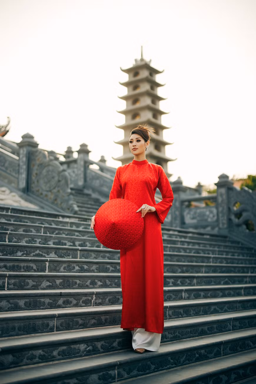佳丽庆云穿着鲜红色的奥黛，象征着人们对美好未来的信心。图自 Vietnam+