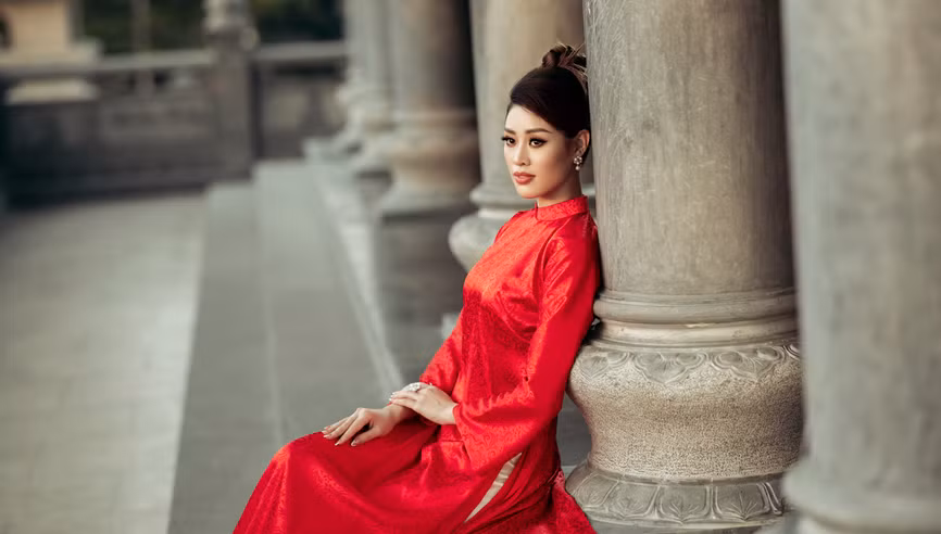 夕阳西下穿着奥黛的庆云小姐鲜艳夺目。图自 Vietnam+