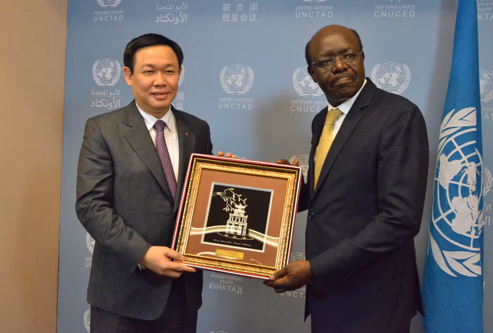 王廷惠向联合国贸易与发展会议（UNCTAD）秘书长穆希萨•基图伊(Mukhisa Kituyi)赠送礼品。（图片来源：越通社）