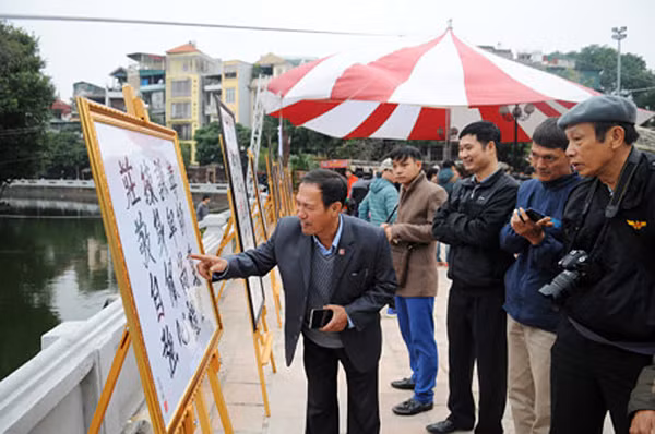 题为“尊师重道”的书法展共展示30部汉字、喃字和国语字书法作品。（图片来源：越南《人民报》）