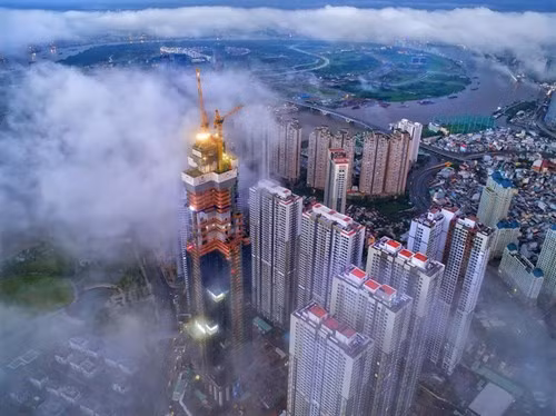 位于东南部和西南部转交地区，胡志明市拥有19个郡和5县。不仅是一个大城市、重点经济中心，胡志明市还是吸引众多国内外游客的旅游目的地。（图片来源：人民军队报）