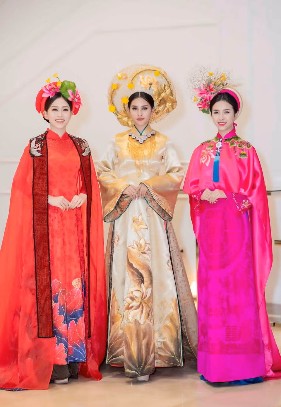 身穿着宫廷风格奥戴的佳丽在舞台上亮相，即十分优雅柔情又显得格外有气质。越通社记者茹丸 摄