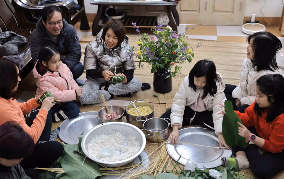 对于首都的孩子们来说，在家里包粽子是一段难忘的回忆。图自越通社