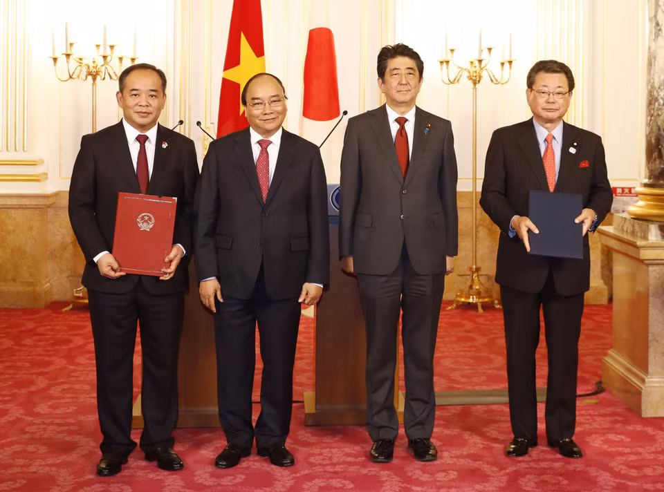 越南政府总理阮春福与日本首相安倍晋三见证见证了两国各部门和机关14项所签署的合作文本互换仪式。越通社记者 统一 摄