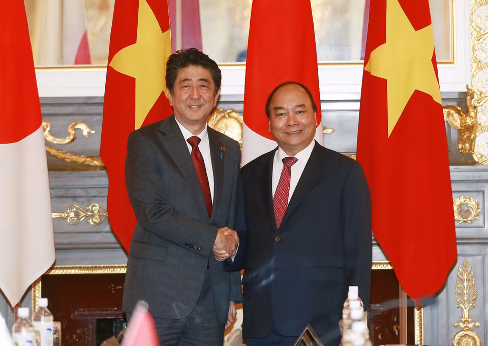 会谈前，日本首相安倍晋三在首都东京举行仪式欢迎越南政府总理阮春福访日。越通社记者 统一 摄
