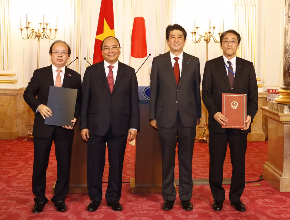 越南政府总理阮春福与日本首相安倍晋三见证见证了两国各部门和机关14项所签署的合作文本互换仪式。越通社记者 统一 摄
