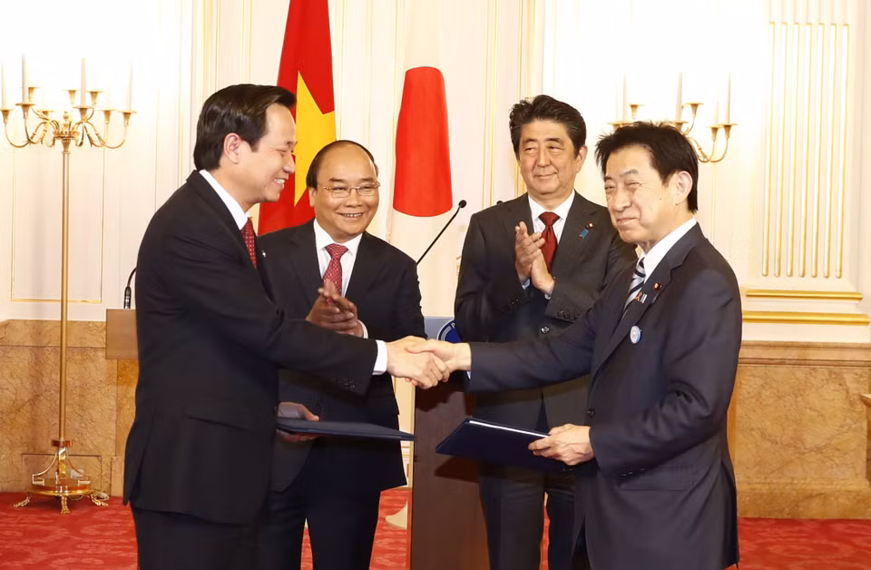 越南政府总理阮春福与日本首相安倍晋三见证见证了两国各部门和机关14项所签署的合作文本互换仪式。越通社记者 统一 摄