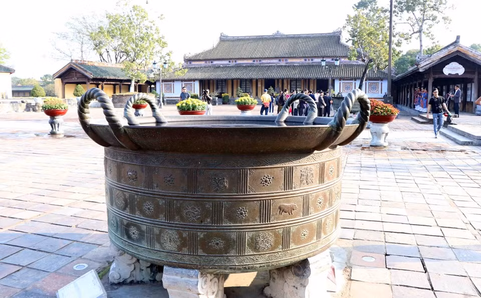 放在勤正大殿院子的铜鼎于1662年阮主贤王阮福濒时期制作，于2015年被公认为国家宝物。越通社记者 杜长 摄
