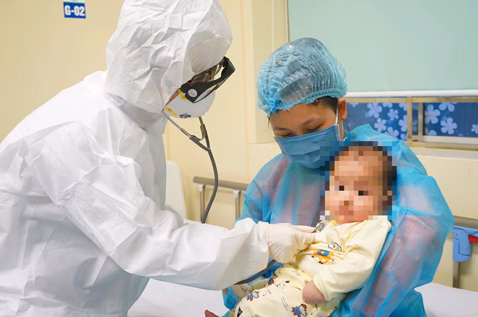 到2月13日，女婴不再发烧、仍有轻度咳嗽、咳痰但呼吸正常。图自越通社