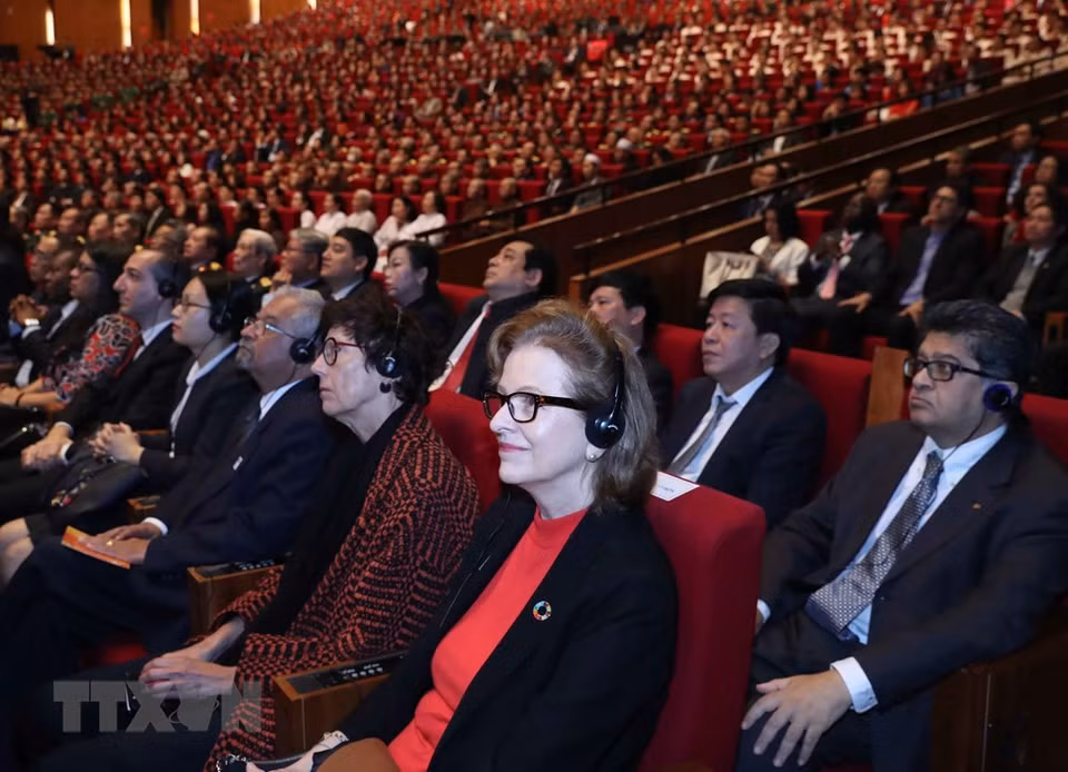 出席纪念建党90周年集会的国际代表。越通社记者 林庆 摄