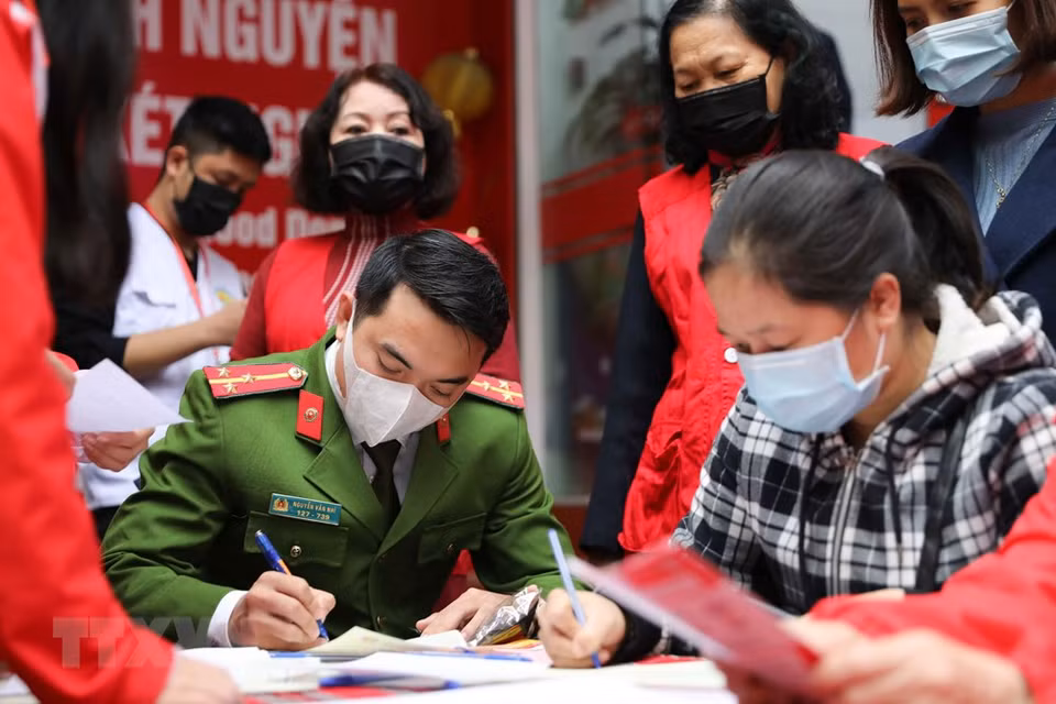 志愿者报名参加献血。越通社记者 青松 摄