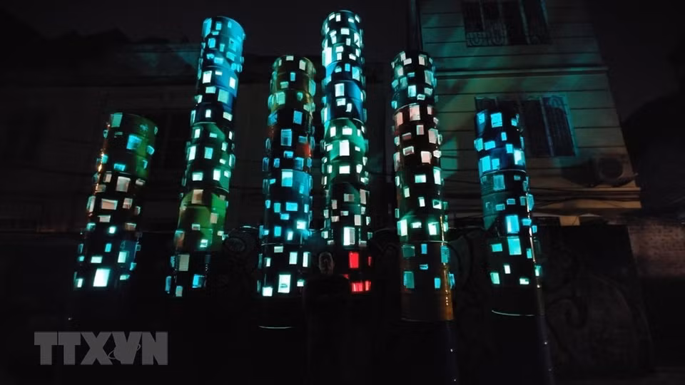 阮玉林雕刻家的作品《沿河城市》。图自越通社