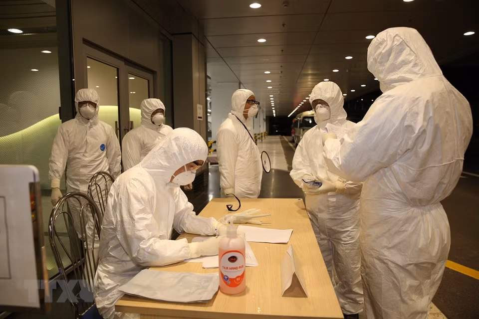 云屯国际机场人员为从中国武汉市归来的越南公民办理入境手续。越通社记者 杨江 摄