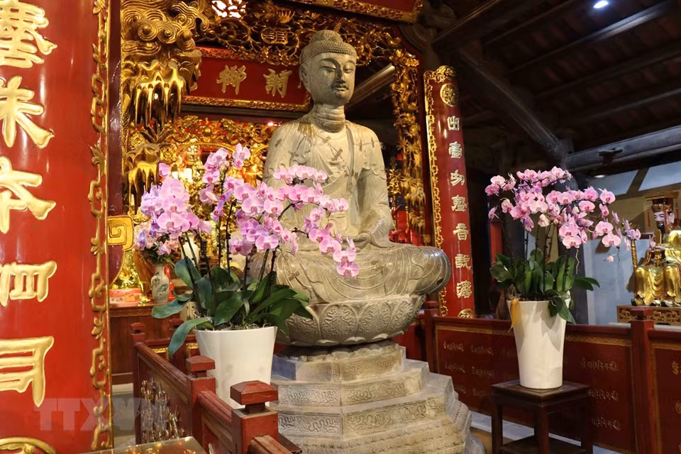 拥有上千年历史的阿弥陀佛石像。越通社记者 清仓摄